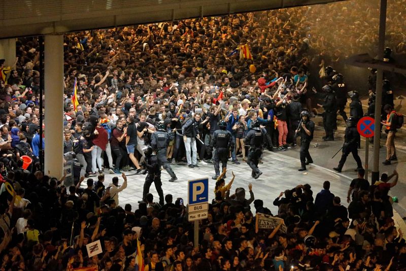 Moments de tensi� a Barcelona com a protesta per la sent�ncia