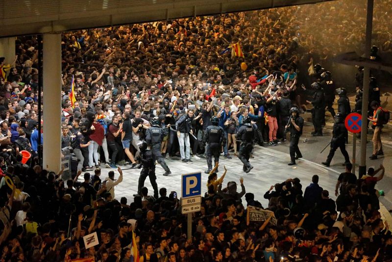 Moments de tensi a Barcelona com a protesta per la sentncia