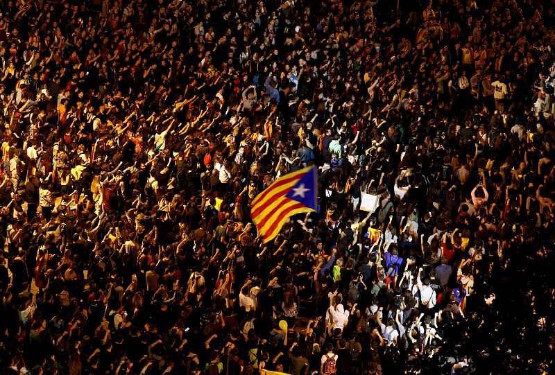 Nova nit de manifestacions i aldarulls al centre de Barcelona