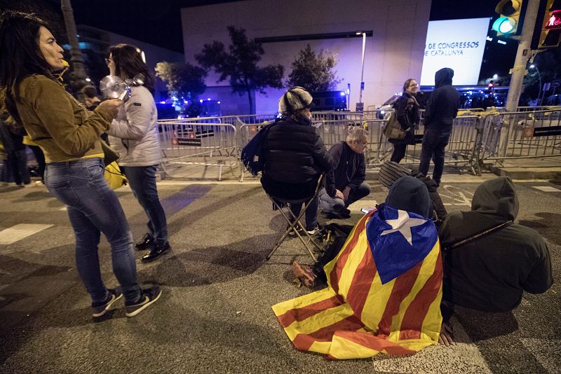 El Rei visita Barcelona entre protestes i cassolades