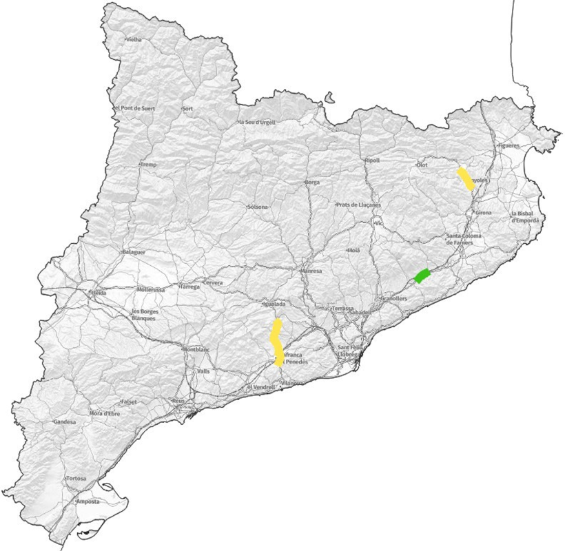 Mapa de Cataluña con sus divisiones administrativas y ciudades principales. Tres áreas resaltadas (verde y amarillo) indican posibles carreteras en construcción o proyectadas.