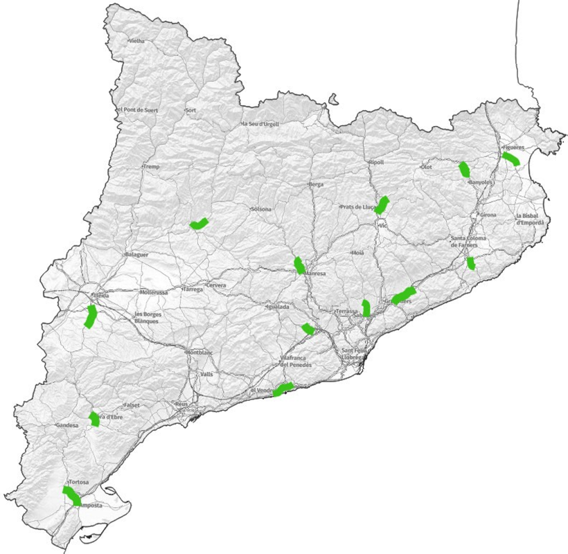 Mapa de Cataluña con zonas verdes próximas a diversas ciudades.  Se desconoce el significado de las marcas verdes sin más datos.