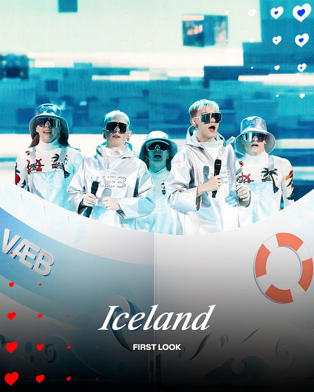 Cinco personas con ropa plateada y gafas futuristas en un escenario azul con motivos marinos y corazones.  Se lee "Iceland" y "FIRST LOOK".