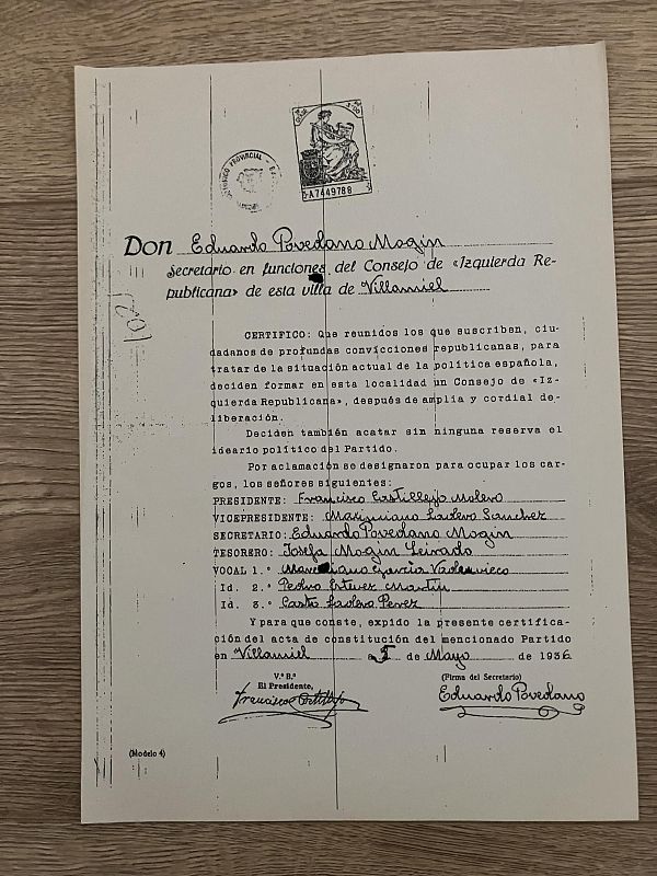 Certificación mecanografiada del acta de constitución del Consejo de "Izquierda Republicana" en Villasiel, con fecha del 1 de mayo de 1936. Se mencionan los cargos de presidente, vicepresidente, secretario, tesorero y vocales, con las firmas del presidente y secretario al pie del documento.