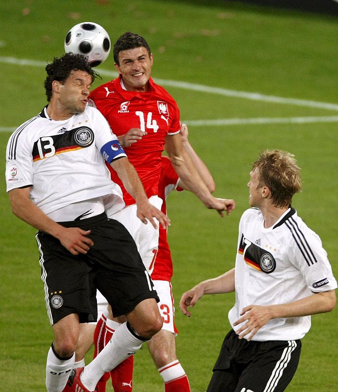 El centrocampista Michael Ballack pelea por el control del balón con el polaco Michal Zewlakow.