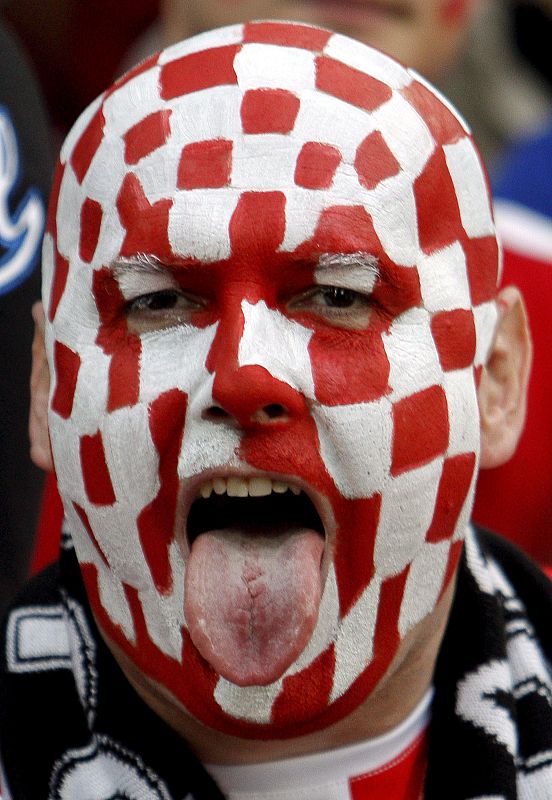 Un aficionado croata espera el comienzo del partido del grupo B de Croacia y Polonia
