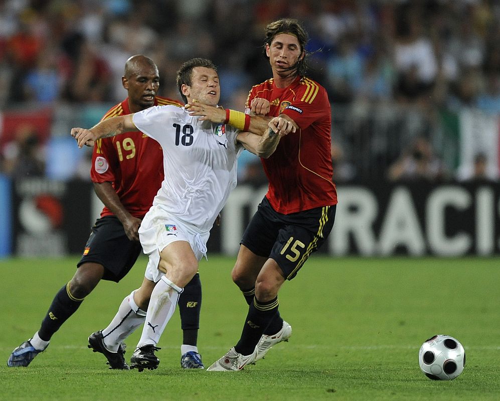 Cassano entre Ramos y Senna