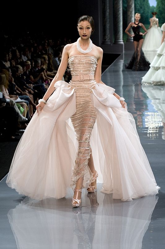 Uno de los modelos de la colección otoño-invierno de Galliano para Dior en una pasarela de París.