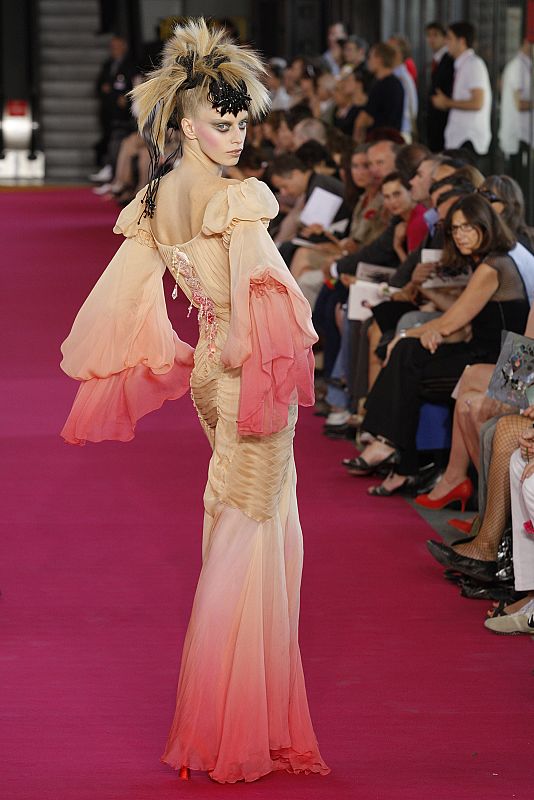 La modelo, con un original peinado, luce este modelo de alta costura de Lacroix.