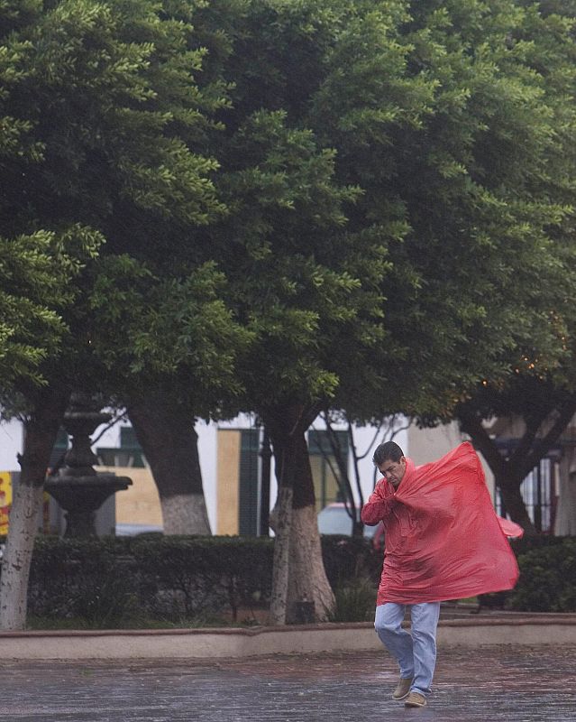 NORESTE DE MÉXICO ESPERA EN "ALERTA PERMANENTE" EL EMBATE DE HURACÁN "DOLLY"