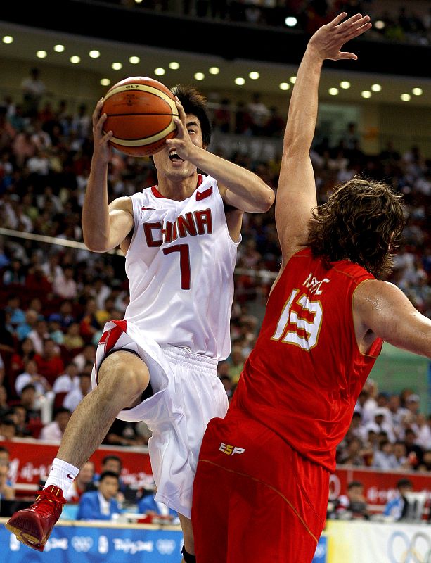 Shipeng Wang  entra a canasta ante el español Marc Gasol.