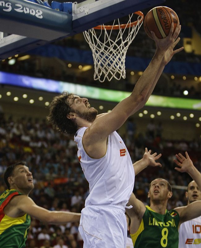 Pau Gasol marca un tanto flanquedo por los lituanos.