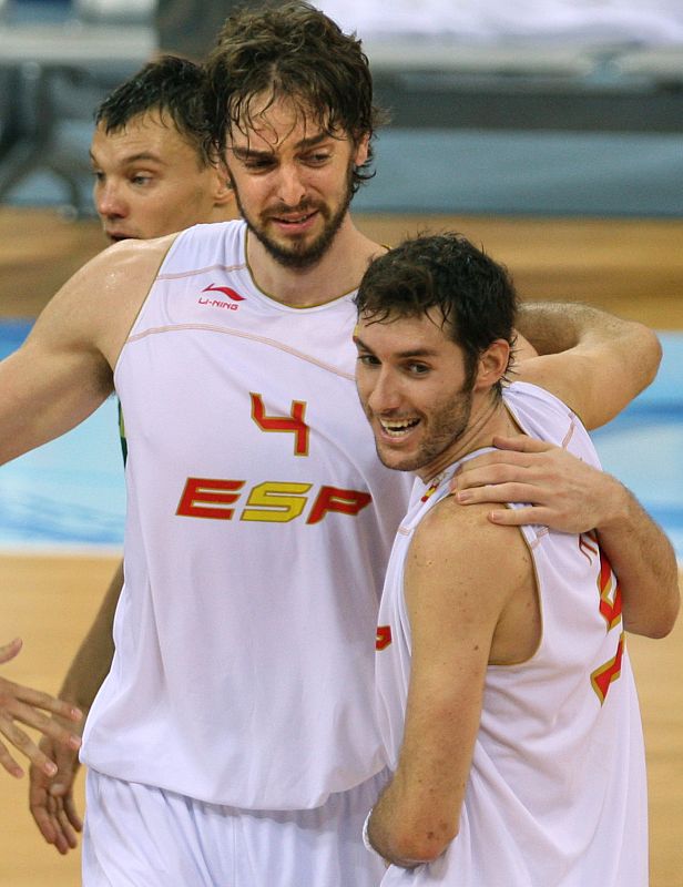 Pau Gasol y Rudy Fernández emocionados tras la victoria.