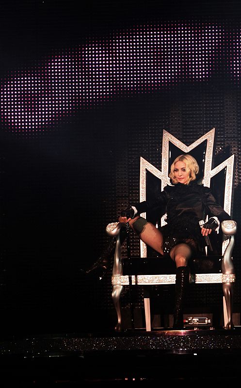 Madonna apareció sentada en un trono, como reina del pop