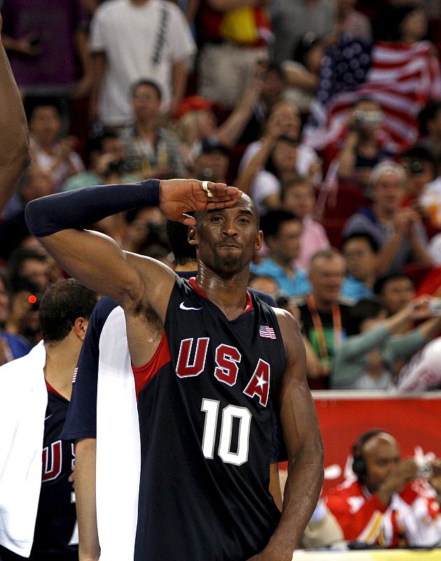 El jugador estadounidense Kobe Bryant realiza un saludo militiar a la afición estadounidense
