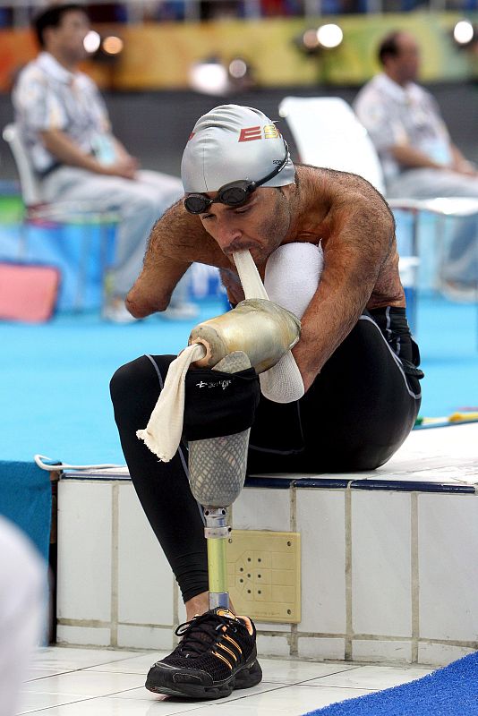 El español Ricardo Ten se prepara para competir en los 500 metros mariposa.