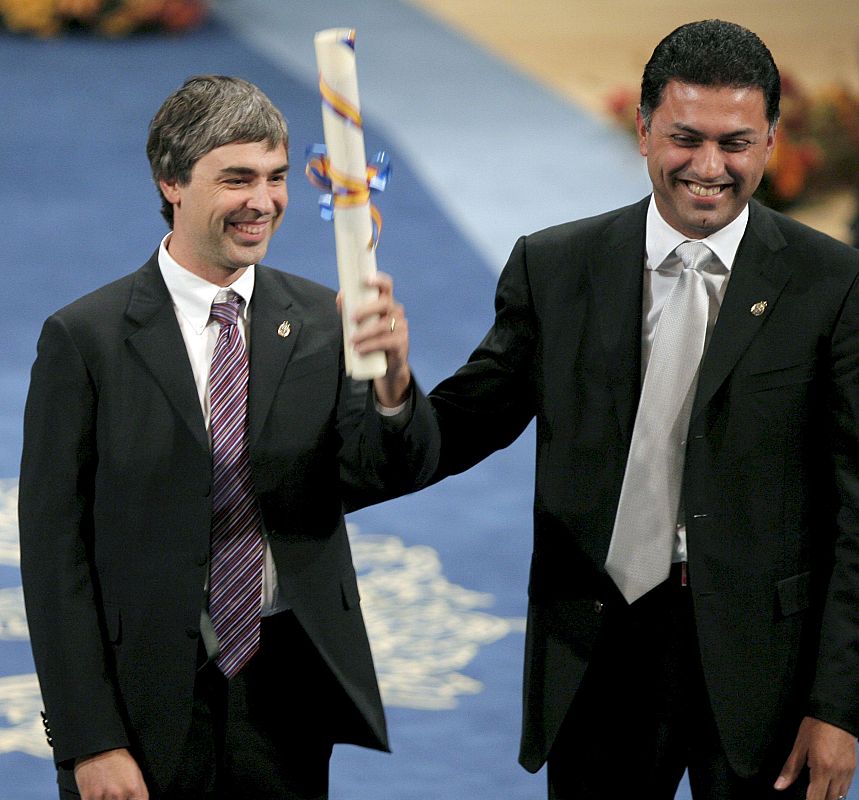 Larry Page, cofundador de Google y el vicepresidente de la empresa, Nikesh Arora, tras recibir el premio Príncipe de Asturias de Comunicación y Humanidades.