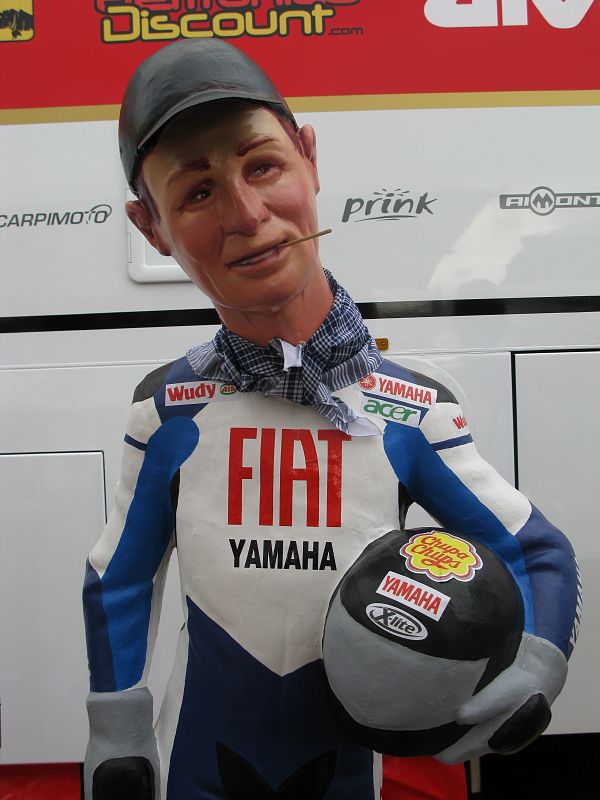 A este gemelo de Jorge Lorenzo también le gusta el caramelito del palo.