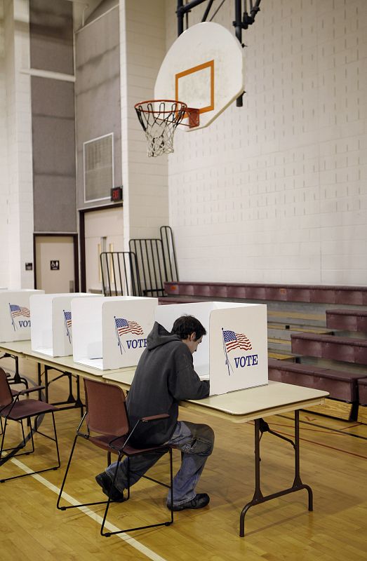 Votar en una cancha de baloncesto en Virginia