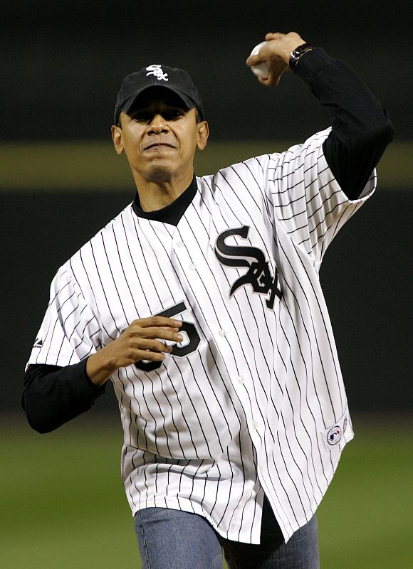 El senador de Illinois hace el primer lanzamiento antes del partido entre los White Sox y Los Angeles en Chicago.
