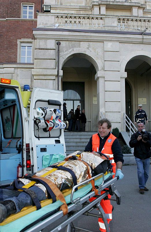 SE DERRUMBA UN FASO TECHO DE UNA CLASE EN UN COLEGIO DE RIVOLI, ITALIA. UN MUERTO Y 20 HERIDOS