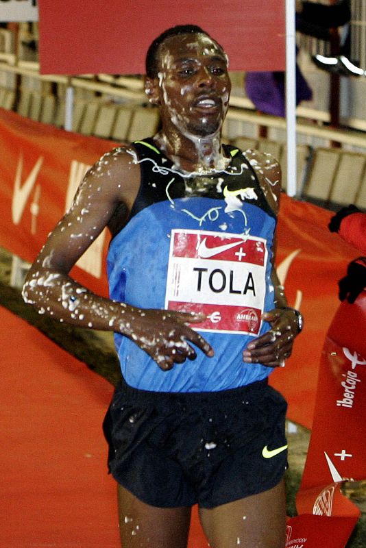 El atleta etíope Tadesse Tola cruza la meta y gana la 44 edición de la clásica carrera San Silvestre Vallecana.