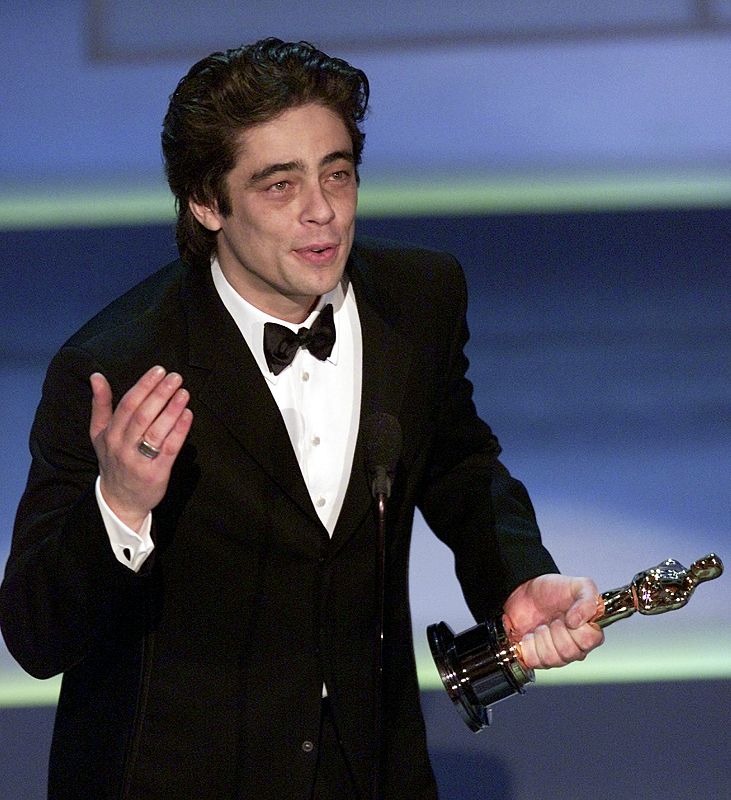 BENICIO DEL TORO WINS OSCAR FOR BEST SUPPORTING ACTOR.