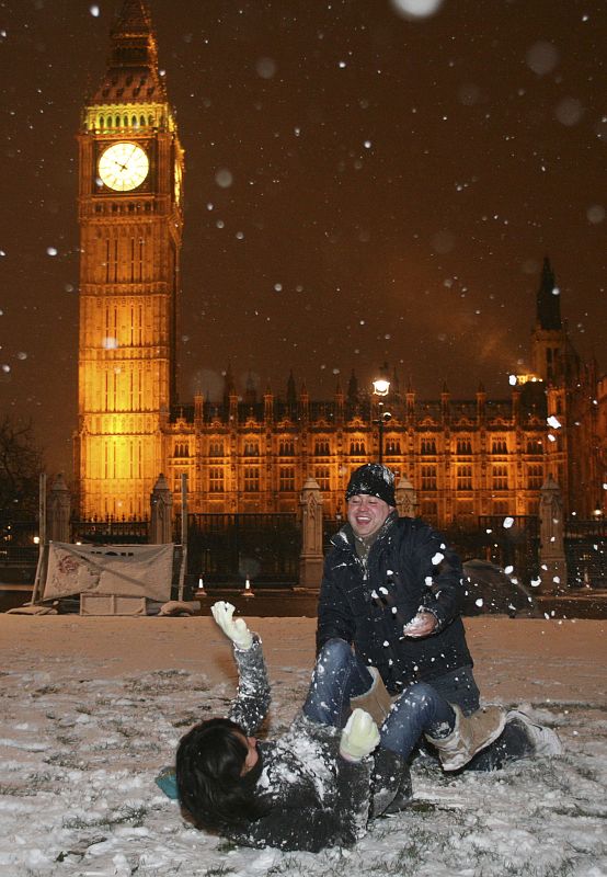 Turistas mexicanos se divierten con la nieve caida en el centro de Londres