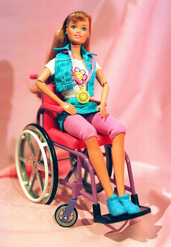 Barbie siempre ha sido muy coqueta y aquí aparece presumiendo de su silla de ruedas