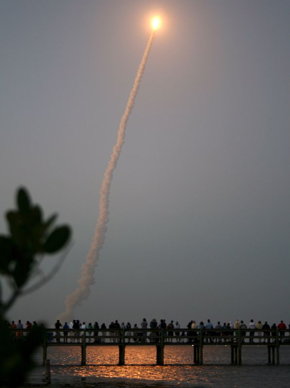 EL TRANSBORDADOR DISCOVERY DESPEGA EN EL CENTRO ESPACIAL KENNEDY