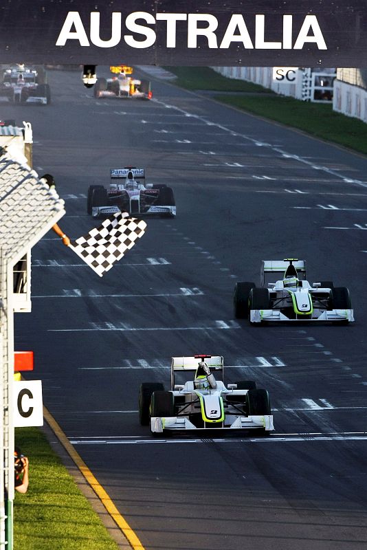 El piloto británico de Fórmula Uno Jenson Button (izq), de la escudería Brawn GP, cruza la línea de meta para ganar el Gran Premio de Australia de Fórmula Uno.