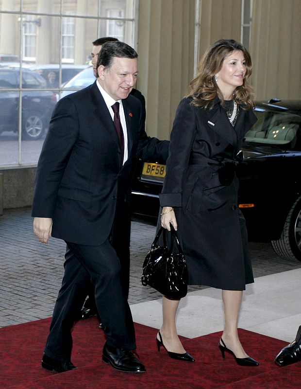 El presidente de la Comisión Europea, el portugués José Manuel Durao Barroso, junto a su esposa, Margarida Uva, a su llegada al Palacio de Buckingham