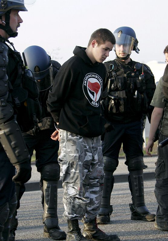 UN CENTENAR DE DETENIDOS TRAS UNA MANIFESTACIÓN CONTRA LA OTAN EN ESTRASBURGO