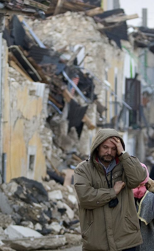 Un hombre mira desolado la destrucción a su alrededor en Onna.