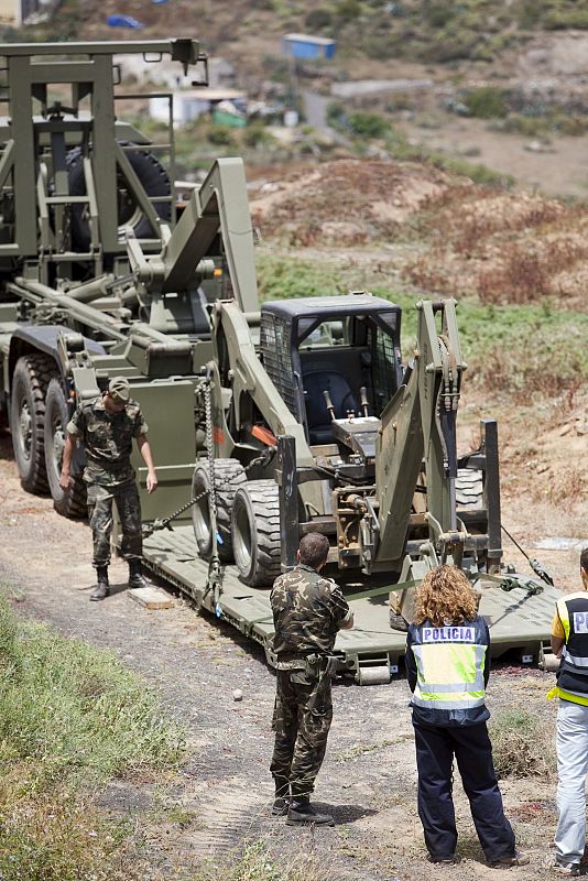 Agentes de Policía y miembros del Ejército han iniciado de nuevo, en un paraje de Lomo Blanco, situado al sur de Las Palmas de Gran Canaria, la búsqueda del cuerpo de la joven Sara Morales, desaparecida hace casi tres años tras salir de su casa en la