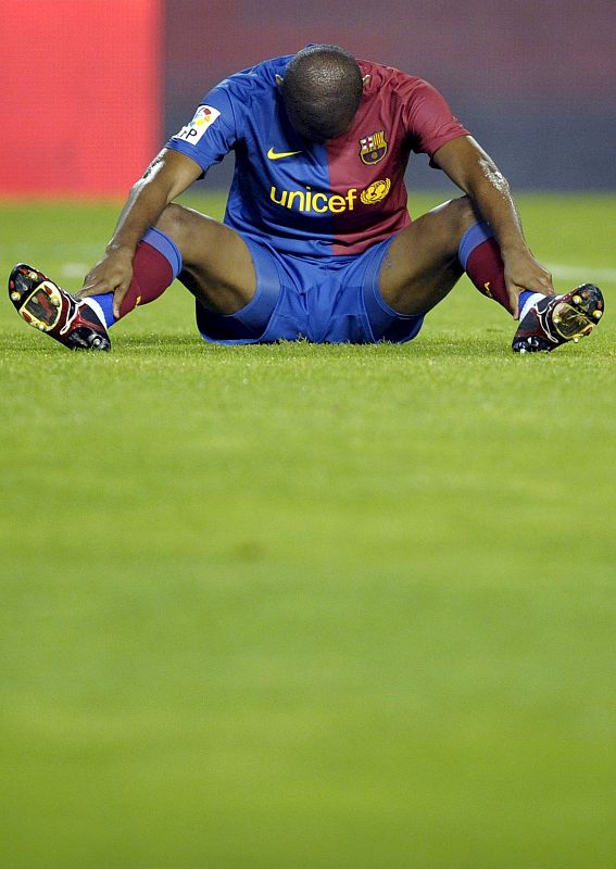 Eto'o se lamenta tras caer en el área del Valencia.