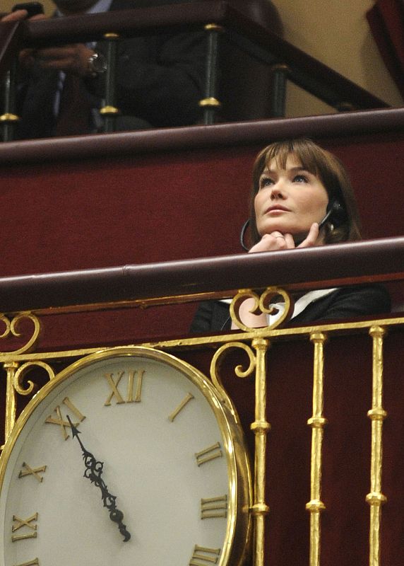 Su esposa, Carla Bruni, ha seguido desde la tribuna de autoridades el discurso de Sarkozy en el Congreso.