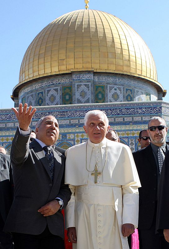 Benedicto XVI visita el Muro de las Lamentaciones