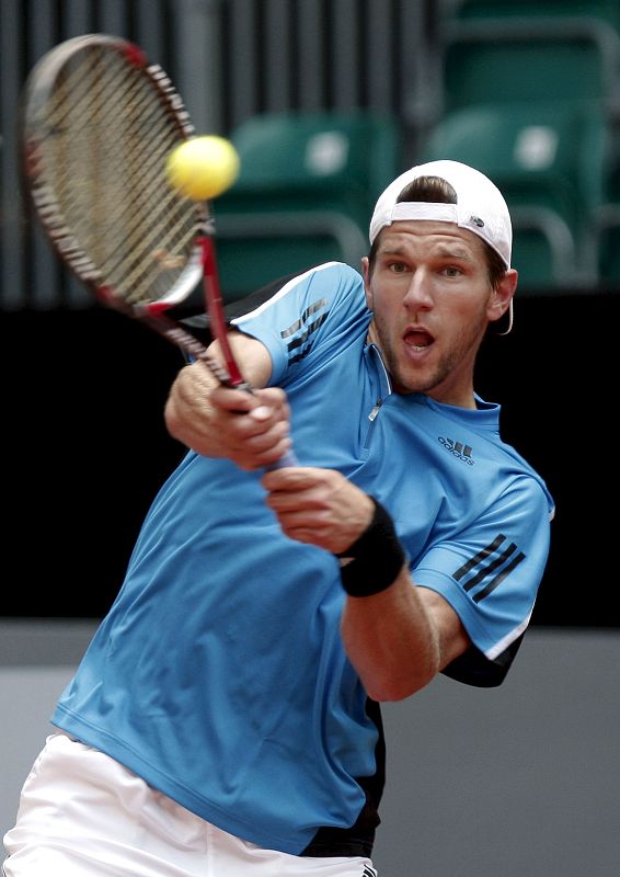 El tenista austriaco Jurgen Melzer, golpea la bola durante el partido frente al español Albert Montañés, correspondiente a la segunda ronda del Masters 1000 de Madrid.