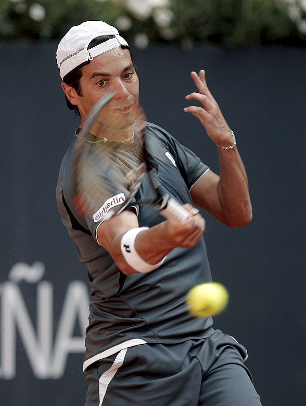 Albert Montañés golpea la bola durante el partido frente al austriaco Jurgen Melzer.