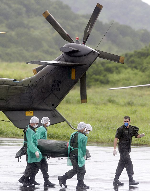 Llegada de los cadáveres a la base de la isla de Fernando de Noronha.