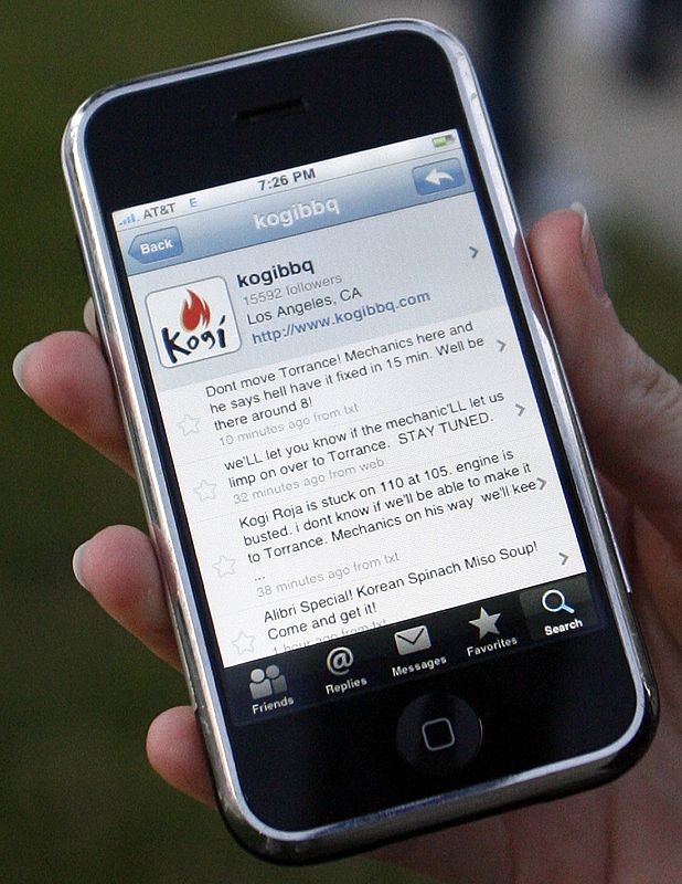 Hoy en día los móviles no son sólo teléfonos. En la imagen, un iPhone de Apple con la aplicación de Twitter abierta.