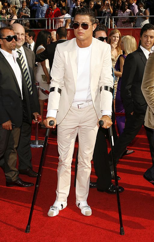 Cristiano Ronaldo, con traje blanco y muletas
