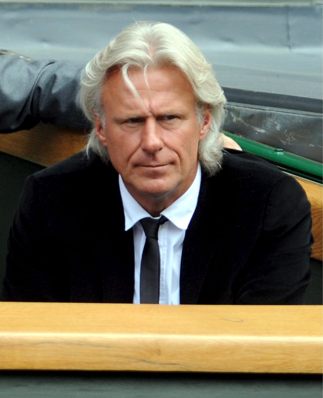 La antigua estrella del tenis Björn Borg, en el palco de autoridades de la pista central del club All England Lawn de Londres.
