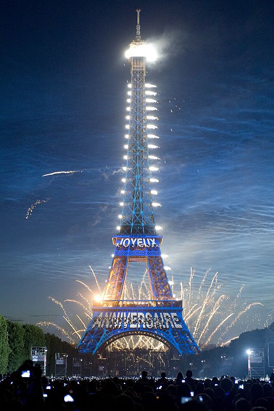 Francia pone punto y final a su día nacional con los tradicionales fuegos artificiales en la Torre Eiffel.