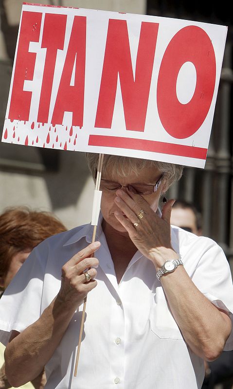 Una mujer llora en la concentración junto al Ayuntamiento de Madrid.