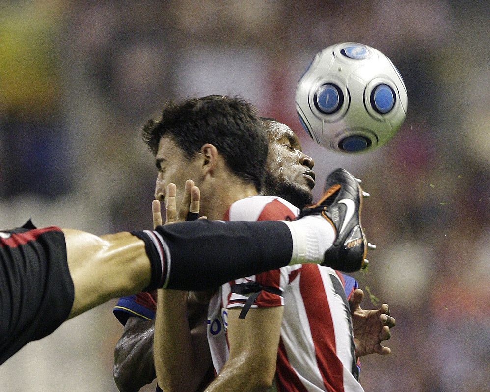 El partido fue de entrega y lucha, como muestran Iraola y Yaya Touré.