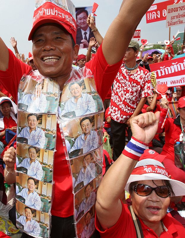 UNOS 10.000 MANIFESTANTES PIDEN EL PERDÓN REAL PARA SHINAWATRA