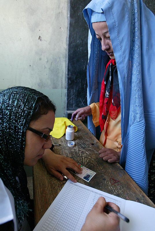 AFGANOS VOTAN EN ELECCIONES PRESIDENCIALES Y PROVINCIALES