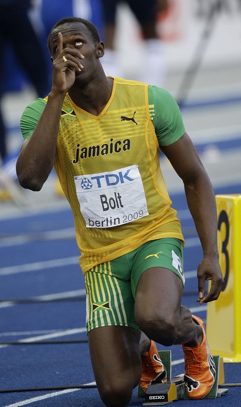 Bolt no ha cambiado su particular rito previo a la carrera: miradas y palabras a la cámara, gestos y mirada al cielo.